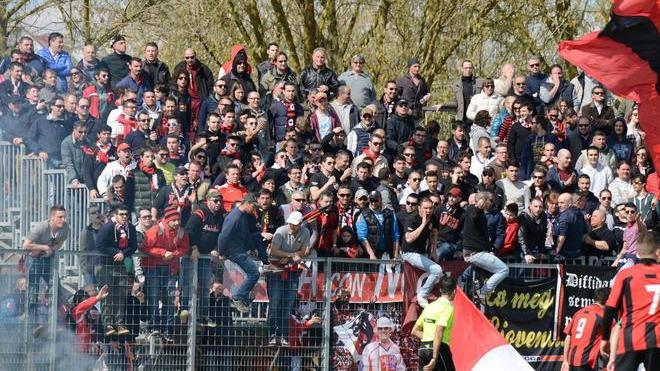 Quattro Daspo agli ultras per il petardo scoppiato a Cesena