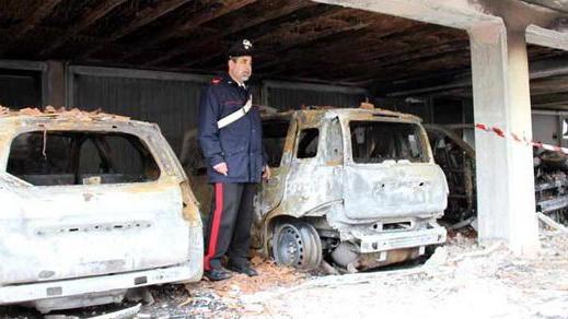 Appicca il fuoco all’auto dello zio e rischia di incendiare un intero condominio