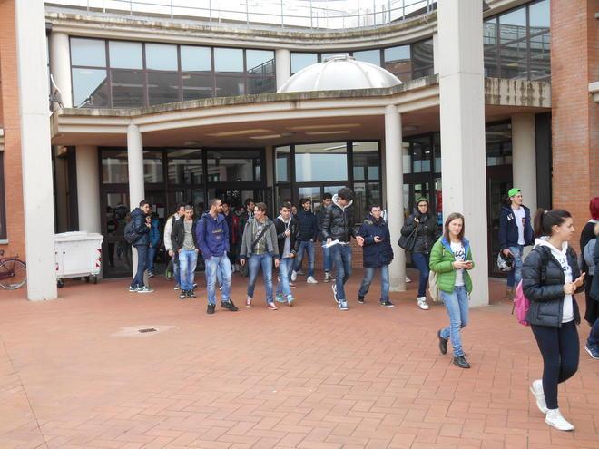 «Guardate cosa sappiamo fare», ecco l’autogestione al Checchi 