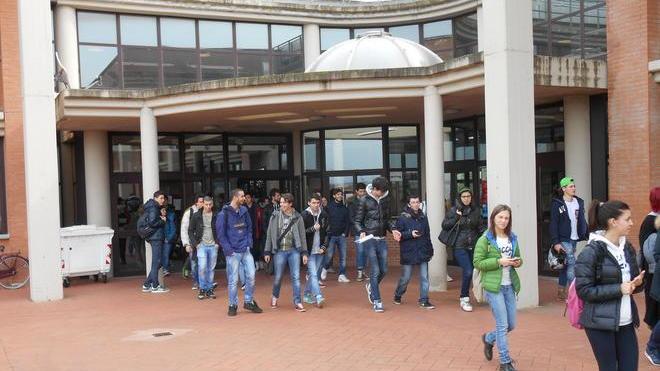 «Guardate cosa sappiamo fare», ecco l’autogestione al Checchi