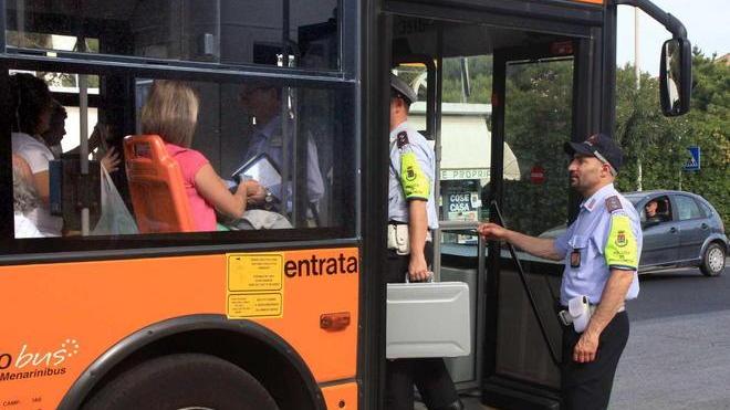 Ecco l’identikit del pedofilo che viaggia sull’autobus