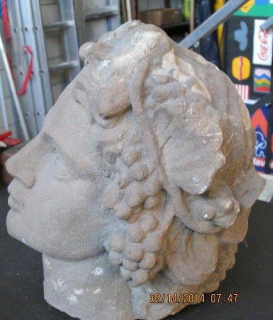 Testa di statua ritrovata in casa di un pregiudicato