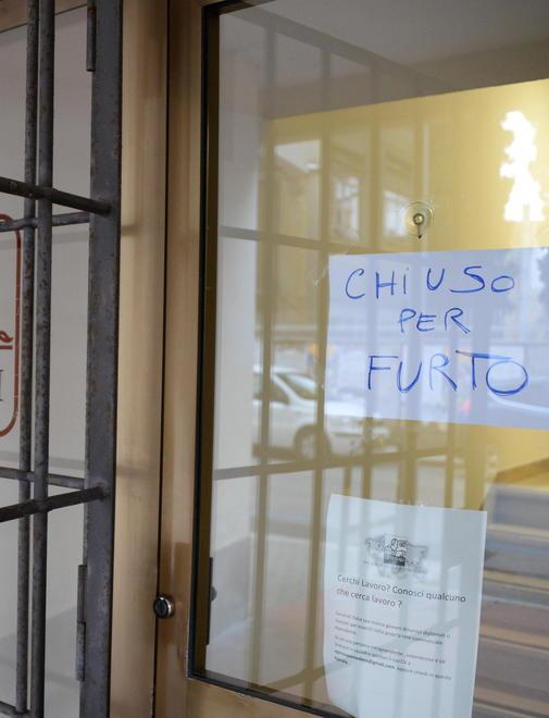 Picconate nell’ufficio Vogliono rubare ma fanno rumore 