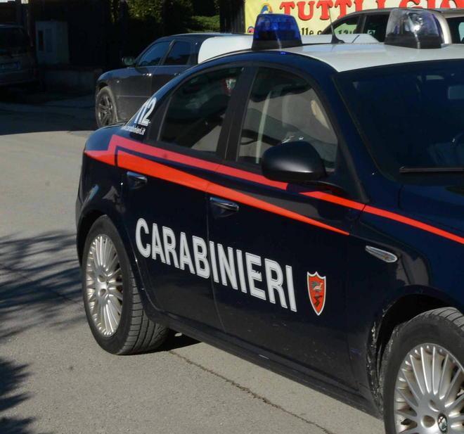 Scopre i ladri a casa e li mette in fuga urlandogli contro 