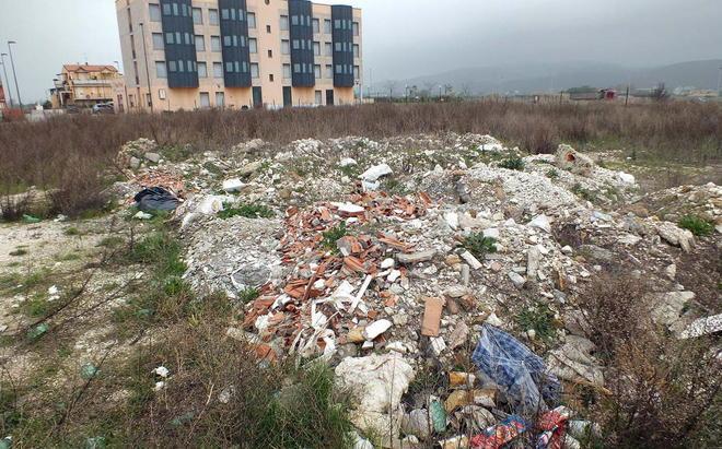 Insieme ai rifiuti, cumuli di macerie