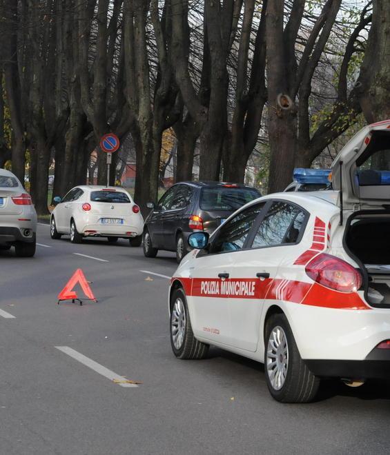 Causa un tamponamento e scappa, la cercano i vigili