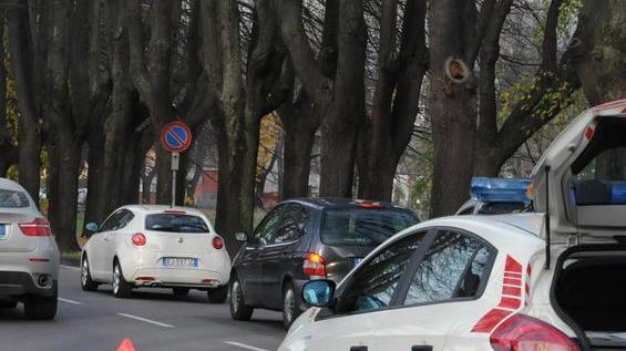 Causa un tamponamento e scappa, la cercano i vigili