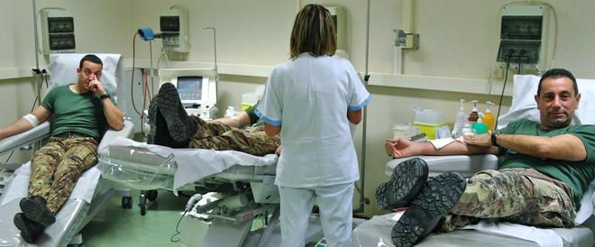 I militari del Savoia sul lettino dell’Avis per donare sangue 