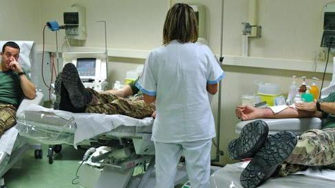 I militari del Savoia sul lettino dell’Avis per donare sangue
