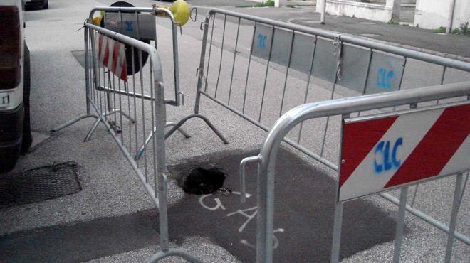 Cratere perenne in mezzo di strada