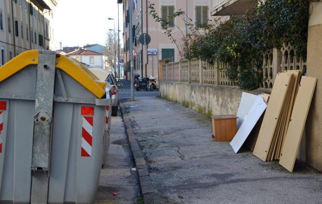 La brutta abitudine dei materiali edili fuori dai cassonetti