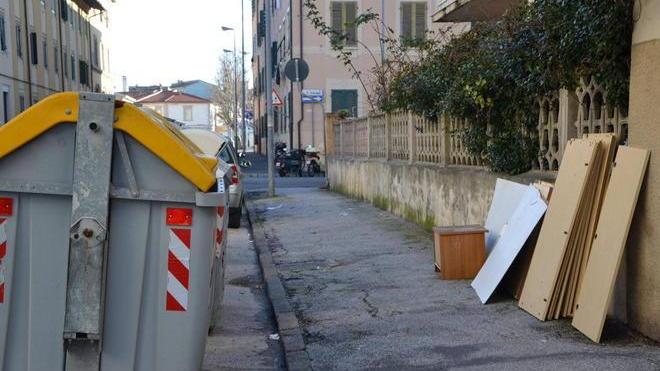 La brutta abitudine dei materiali edili fuori dai cassonetti