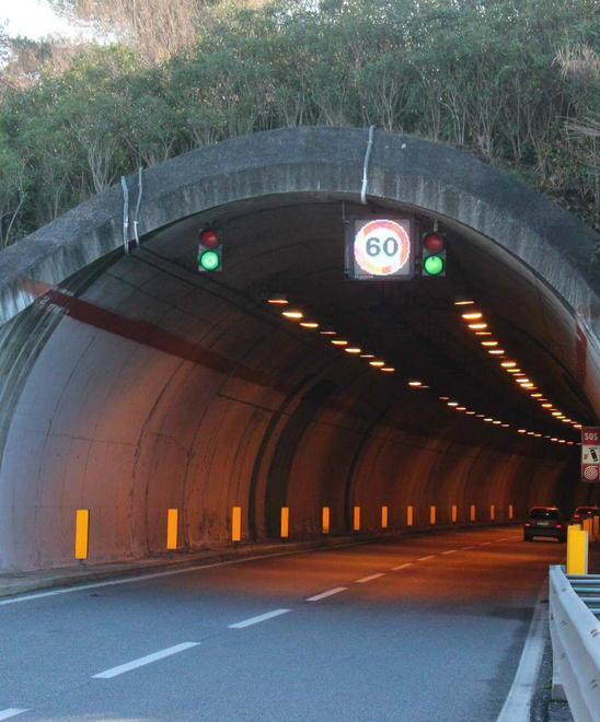 Auto bloccata nella galleria di Montenero 