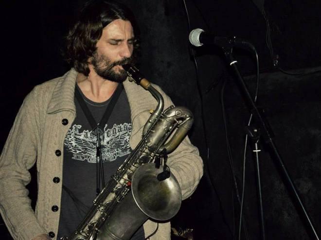 Sassofonista derubato degli strumenti musicali 
