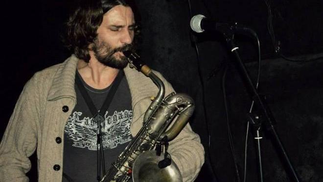 Sassofonista derubato degli strumenti musicali