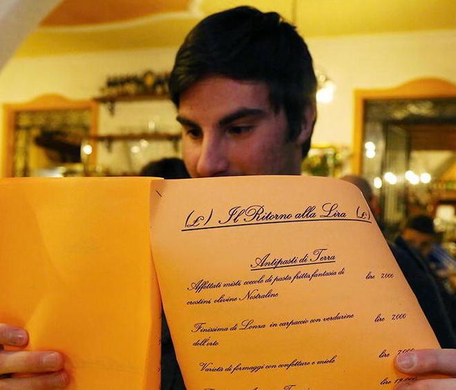 A tavola con le vecchie lire famiglie e gruppi di amici 