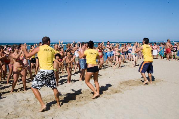 Gli animatori dei villaggi e degli alberghi sardi: tutti “svizzeri” 