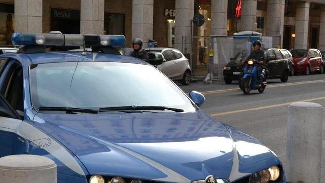 La moglie sorprende il marito a letto con un’altra, arriva la polizia