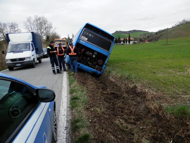 Bus con studenti a bordo va fuoristrada 
