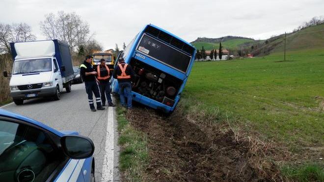 Bus con studenti a bordo va fuoristrada