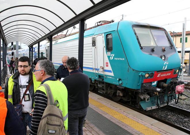 Attraversa i binari e finisce sotto il treno 