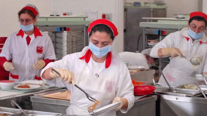 Opposizione all’attacco sulla chiusura della mensa