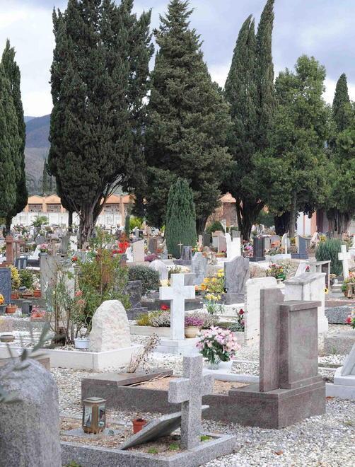 Scandalo cimiteri, arrestato ex becchino 