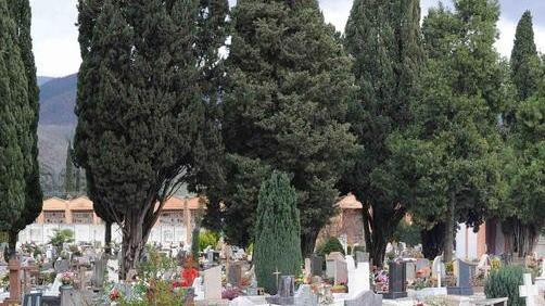 Scandalo cimiteri, arrestato ex becchino