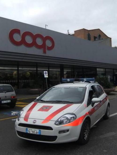 Risparmi in fumo, lui si vendica sulla Coop 