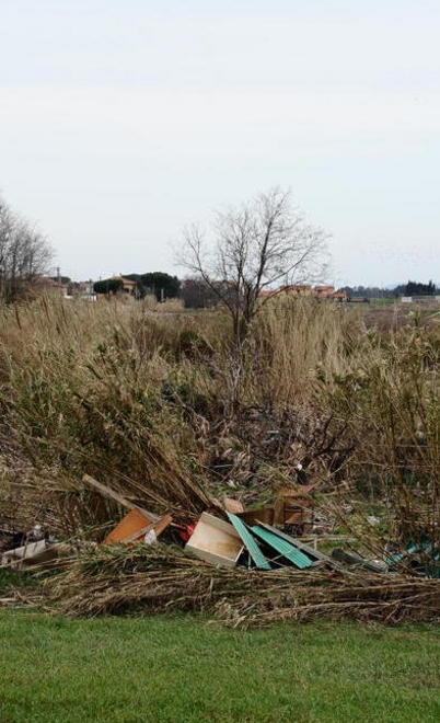 Rifiuti da giorni sul greto del fiume 