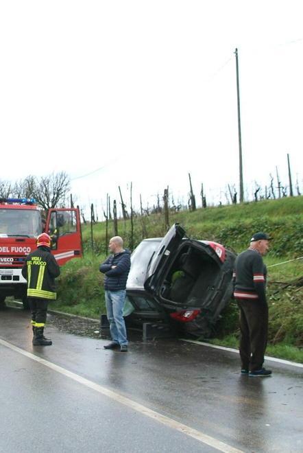 Sbanda con l’auto e resta in bilico lungo la Pesciatina 