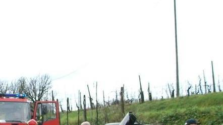 Sbanda con l’auto e resta in bilico lungo la Pesciatina