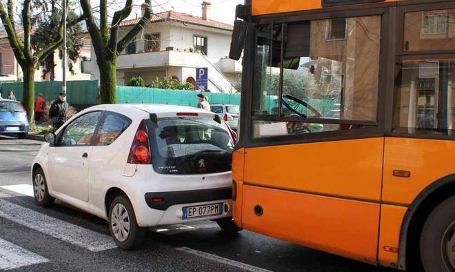 Auto in sosta “scivola” contro un bus