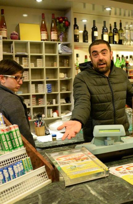 Pistola in pugno per pochi spiccioli 