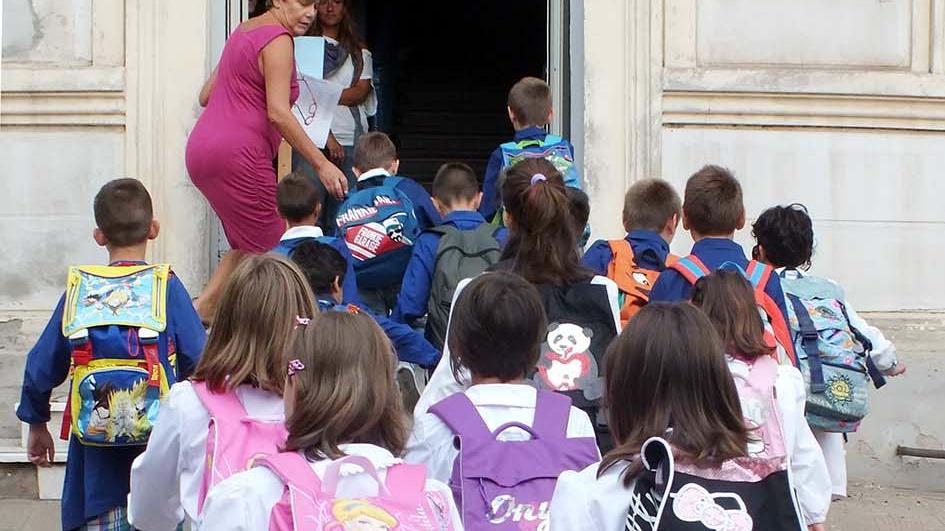 Alla scuola elementare stop a tempo lungo e lezioni aggiuntive