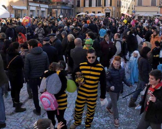 Carnevale: tante mascherine invadono Carrara e  Marina 