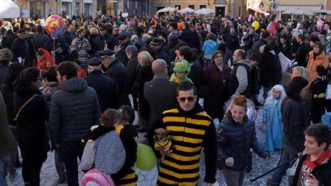 Carnevale: tante mascherine invadono Carrara e Marina