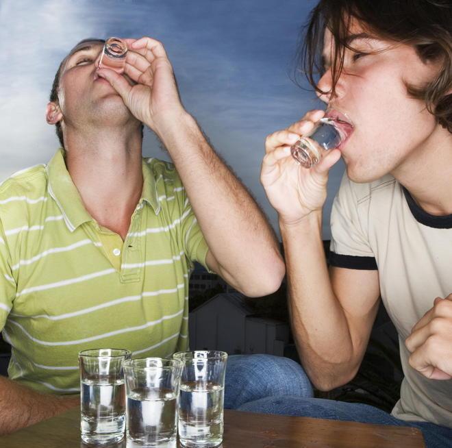 Sfida folle all’ultimo goccio, il gioco pericoloso che impazza su facebook 