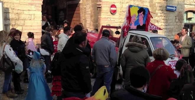“Apini” come carri Carnevale a Suvereto