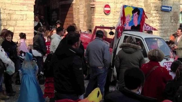 “Apini” come carri Carnevale a Suvereto
