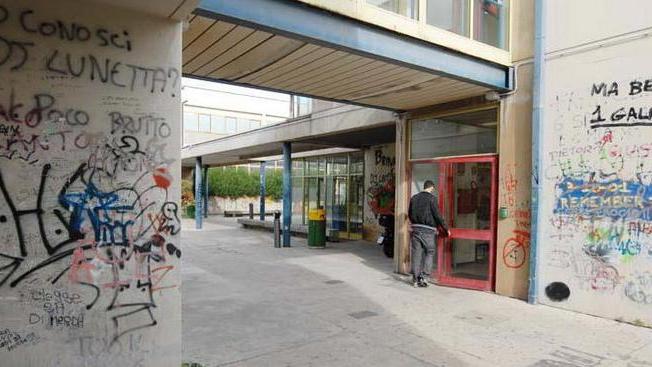 Minacce e botte tra due ragazzine a scuola