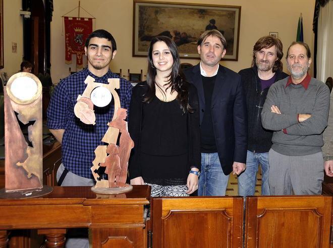 I ragazzi delle scuole disegnano le paline dei bus
