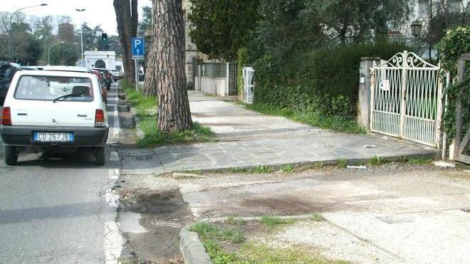 Viale Cadorna off limits per i disabili