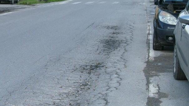 Via Ingrillini piena di buche nuove proteste dei residenti