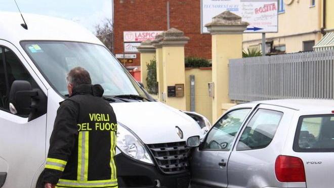 Scontro auto furgone in tre all’ospedale
