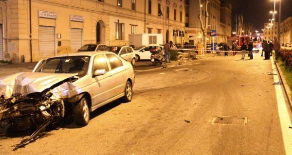 Auto si schianta contro pompa di benzina 