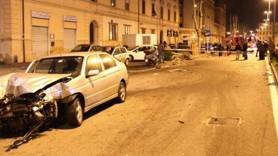 Auto si schianta contro pompa di benzina