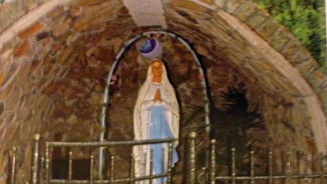 In coda alla grotta della Madonna per avere il miracolo 