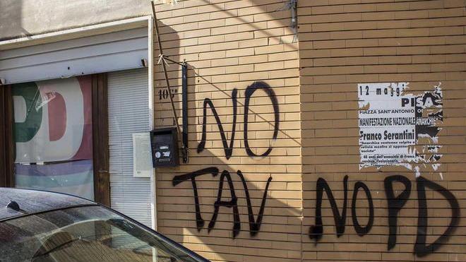 Danneggiata una sede del Partito democratico