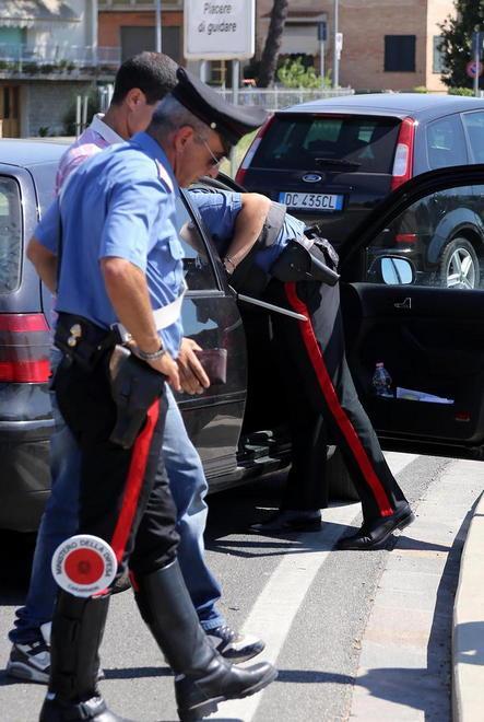 Pistola, coltello e droga: arrestato dopo il posto di blocco